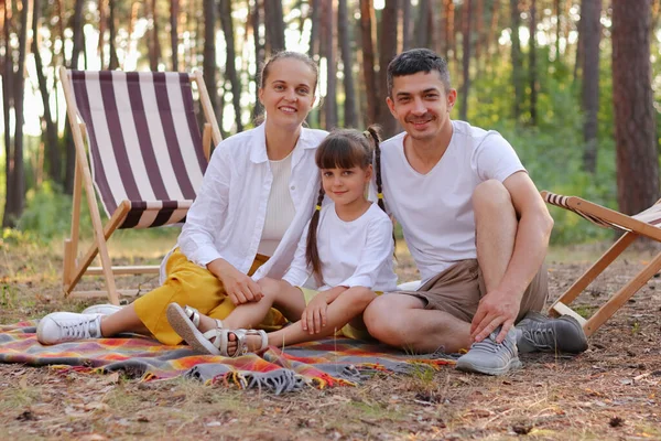 Horizontal Shot Family Wearing White Shirts Sitting Blanket Park Looking — Stok Foto