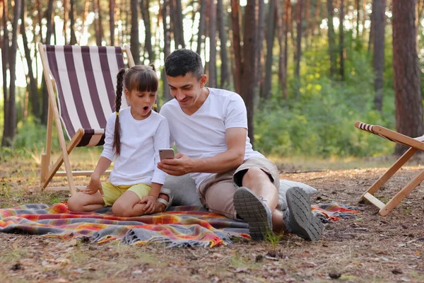 Outdoor Shot Young Adult Man White Shirt Sitting His Daughter — Stock Photo, Image