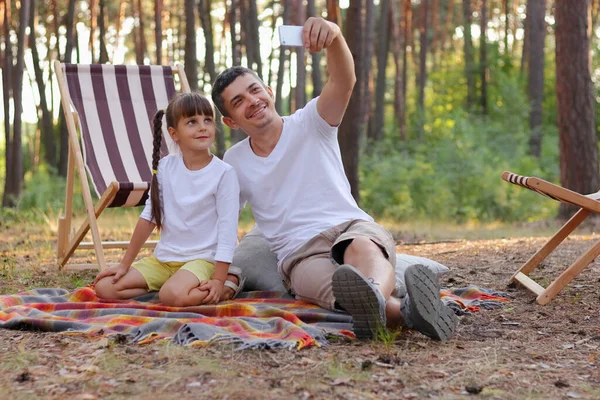 Horizontal Shot Attractive Young Father White Shirt Sitting Blanket Little — Stock Photo, Image