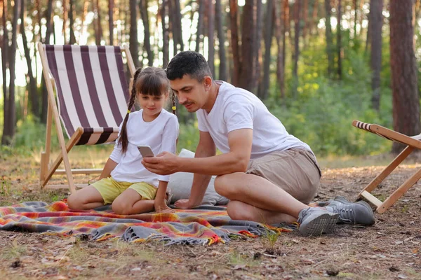 Portrait Satisfied Family Father Daughter Sitting Park Forest Trees Little — Stock Photo, Image