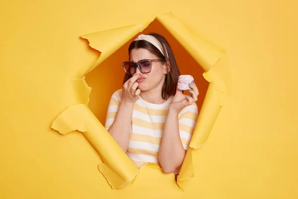 Indoor Shot Young Dark Haired Woman Wearing Hair Band Striped — Foto de Stock