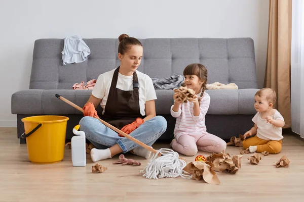 Horizontal Shot Woman Bun Hairstyle Sitting Floor Her Children Talking —  Fotos de Stock