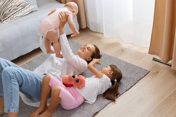 Portrait Happy Mother Children Playing Living Room Resting Floor Mommy — Stok fotoğraf