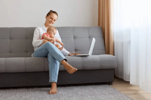 Horizontal Shot Delighted Smiling Woman White Shirt Sitting Sofa Baby — Stok Foto