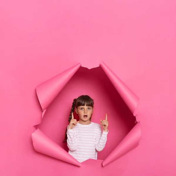 Внутренний Снимок Взволнованной Маленькой Девочки Полосатой Рубашке Раздираемой Розовой Бумагой — стоковое фото