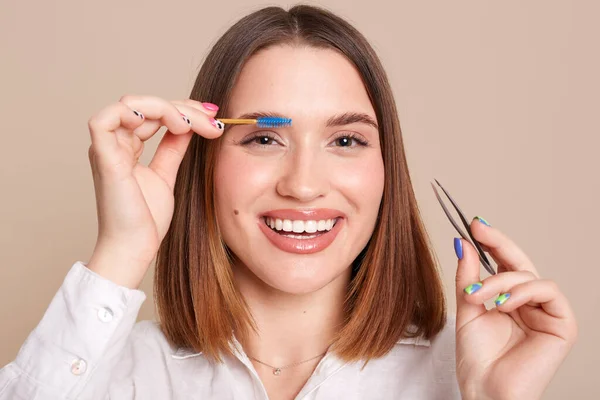 Beauty Tools Closeup Smiling Woman Professional Perfect Makeup Holding Tweezers — Foto de Stock