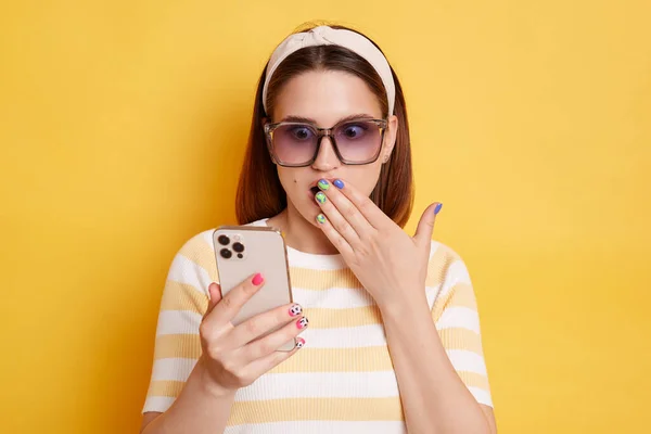 Astonished Amazed Young Caucasian Woman Wearing Striped Shirt Sunglasses Posing — Stockfoto