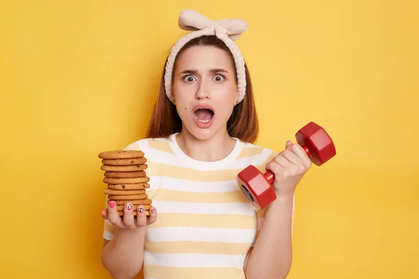 Portrait Shocked Astonished Woman Wearing Striped Shirt Hair Band Holding — Fotografia de Stock