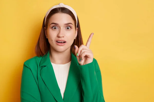 Portrait Astonished Beautiful Woman Wearing Green Jacket Hair Band Posing — Foto de Stock