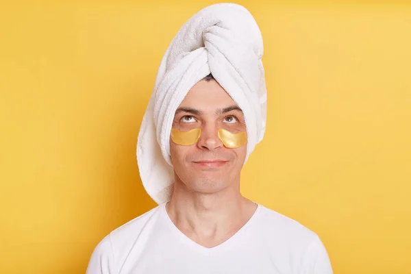 Portrait Pensive Confused Man Wearing White Shirt Towel Having Cosmetic — Stock fotografie