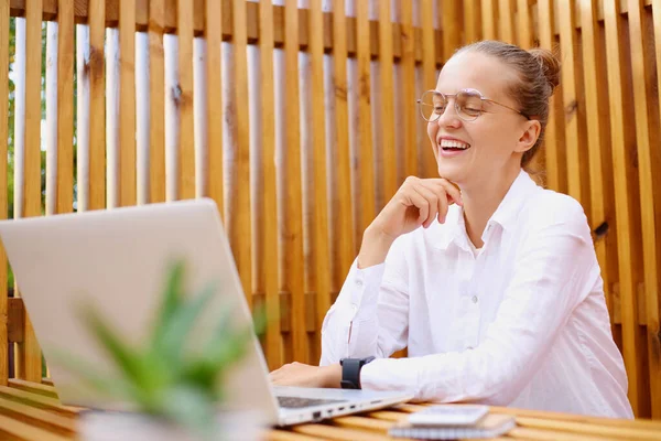 Πορτρέτο Της Εξαιρετικά Ευτυχισμένη Γυναίκα Χρησιμοποιώντας Φορητό Υπολογιστή Εργασίας Για — Φωτογραφία Αρχείου