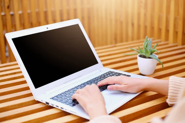 Imagen Una Freelancer Anónima Desconocida Sin Rostro Que Trabaja Ordenador — Foto de Stock