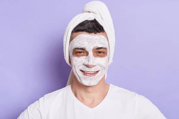 Portret Van Een Glimlachende Blanke Man Met Masker Voor Huid — Stockfoto