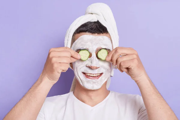 Indoor Tiro Sorrir Homem Caucasiano Feliz Com Máscara Para Pele — Fotografia de Stock