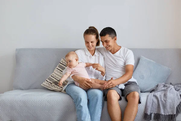 Portrait Young Couple Baby Daughter Sitting Sofa Family Wearing White — Stock Photo, Image