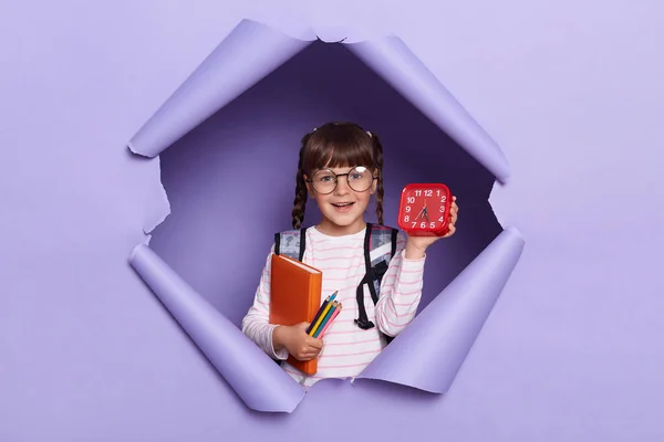 Tiro Horizontal Uma Menina Adorável Com Uma Camisa Listrada Com — Fotografia de Stock