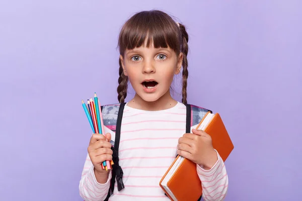 Innenaufnahme Eines Schockierten Kleinen Mädchens Gestreiftem Hemd Mit Schulbüchern Und — Stockfoto