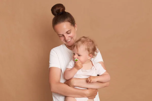 Porträtt Leende Kärleksfull Mild Mor Kramar Baby Dotter Isolerad Över — Stockfoto