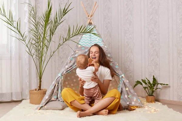 Horizontal Shot Happy Baby Girl Her Mother Playing Home Wigwam — Stock Photo, Image