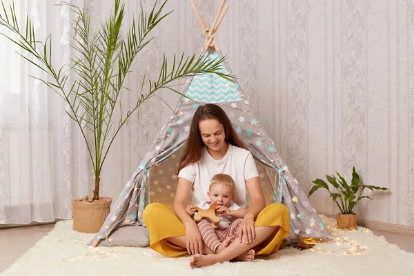 Indoor Shot Szczęśliwej Kobiety Stylu Casual Siedzi Podłodze Pobliżu Wigwam — Zdjęcie stockowe