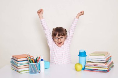 Kitaplarla çevrili, kollarını kaldırmış, çan seslerini ve mutlu çığlıkları duyan koyu saçlı ve örgülü son derece mutlu bir okul kızının portresi. Ders bitti..