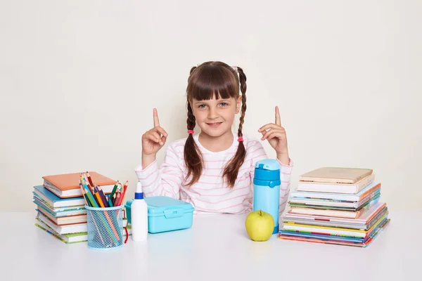 Bild Eines Lächelnden Optimistischen Kleinen Schulmädchens Mit Dunklen Haaren Und — Stockfoto