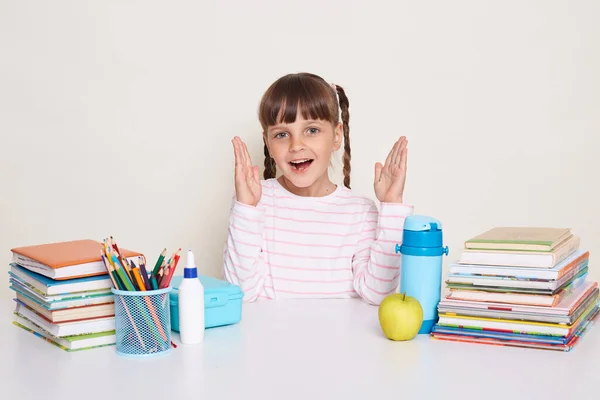 Kleines Schulmädchen Mit Zöpfen Weißen Hemd Sitzt Schreibtisch Umgeben Von — Stockfoto