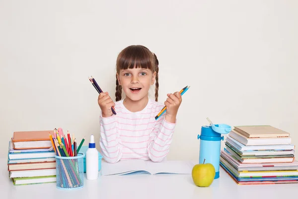 Foto Eines Erstaunten Kleinen Schulmädchens Mit Zöpfen Gestreiften Hemd Das — Stockfoto