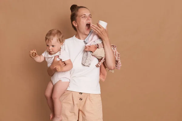 Madre Joven Con Pelo Oscuro Usando Camiseta Blanca Pie Con — Foto de Stock