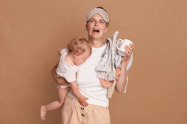 Horizontal Tiro Desesperada Triste Mãe Frustrada Com Bebê Filha Lavanderia — Fotografia de Stock