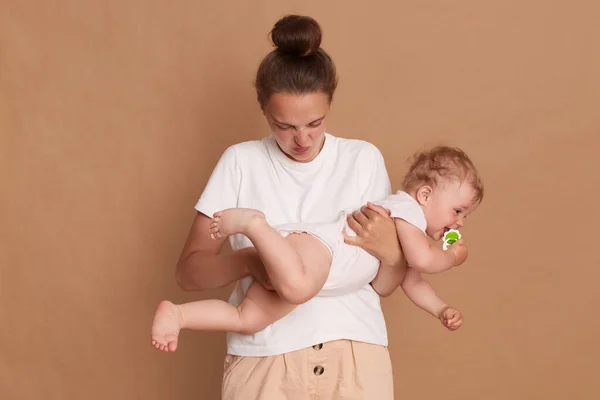 Inomhus Skott Ledsen Mor Med Baby Dotter Händerna Känner Dålig — Stockfoto