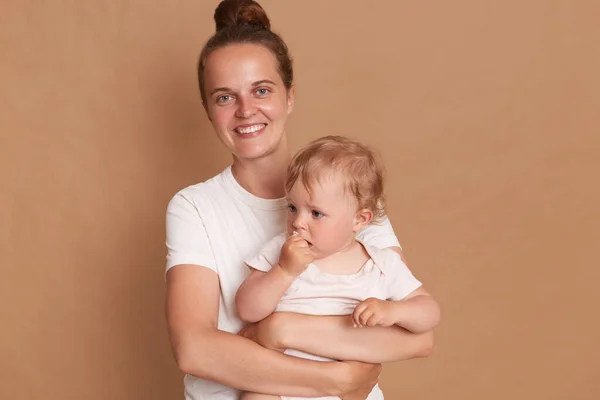 Image Smiling Happy Joyful Woman Bun Hairstyle Posing Her Toddler — Stock Photo, Image