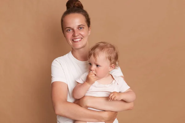 Image Une Femme Joyeuse Souriante Avec Une Coiffure Chignon Posant — Photo