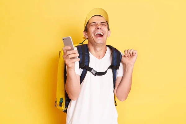 Extremadamente Feliz Repartidor Divertido Con Bolso Termo Sosteniendo Teléfono Móvil — Foto de Stock