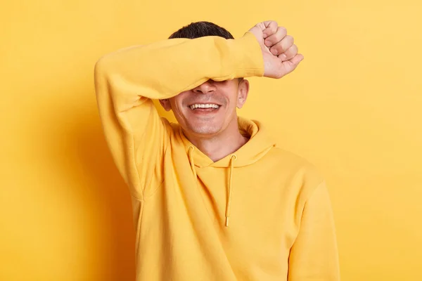 Εσωτερική Λήψη Χαμογελαστού Αισιόδοξου Μελαχρινού Άνδρα Κουκούλα Που Καλύπτει Μάτια — Φωτογραφία Αρχείου