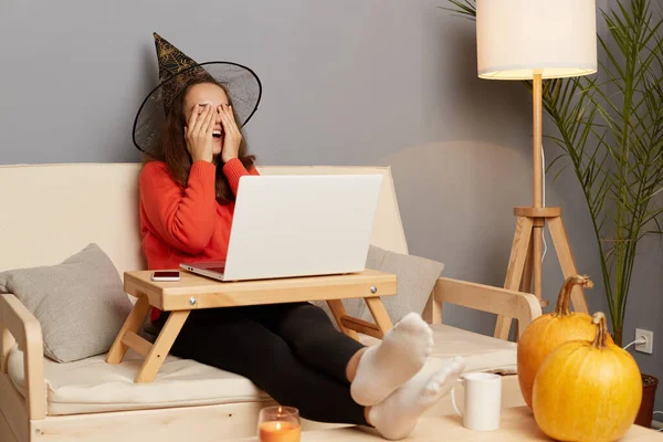 Photo Excited Amazed Woman Witch Hat Sitting Sofa Front Laptop — Stock Photo, Image
