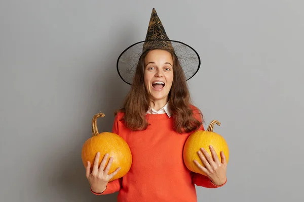 Indoor Colpo Eccitato Stupito Donna Caucasica Indossa Maglione Cappello Strega — Foto Stock