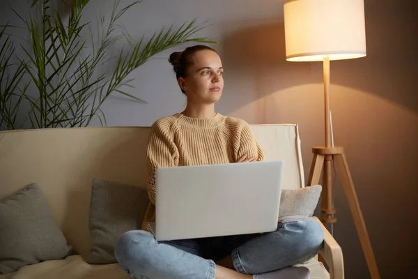 Photo Pensive Thoughtful Woman Wearing Casual Clothing Sitting Sofa Working — Stock Photo, Image