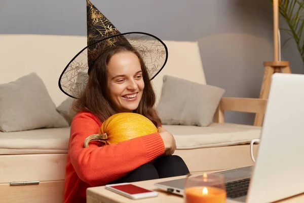 Retrato Una Mujer Muy Sonriente Complacida Con Sombrero Bruja Delante — Foto de Stock