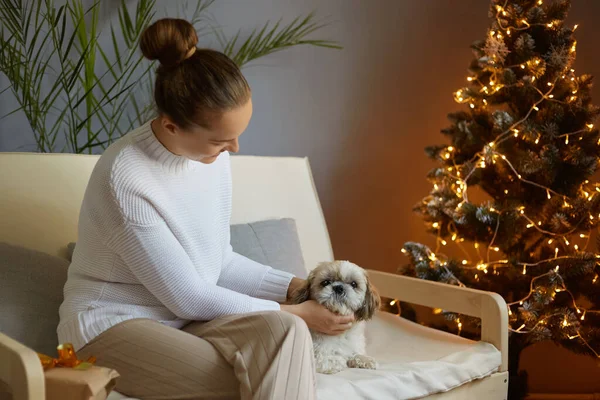 Indoor Shot Ciemnowłosa Kobieta Białym Swetrze Siedzi Kaszel Jej Cute — Zdjęcie stockowe