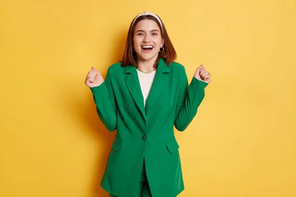 Внутренний Снимок Счастливой Взволнованной Женщины Стильной Зеленой Куртке Позирующей Изолированно — стоковое фото