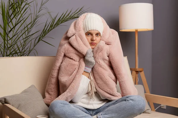 Φωτογραφία Της Λυπημένης Δυστυχισμένης Ψυχρής Γυναίκας Που Φοράει Ζεστά Ρούχα — Φωτογραφία Αρχείου