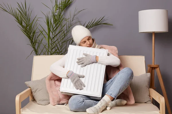 Inyección Interior Mujer Helada Somnolienta Abrigo Sombrero Sentarse Sala Estar — Foto de Stock