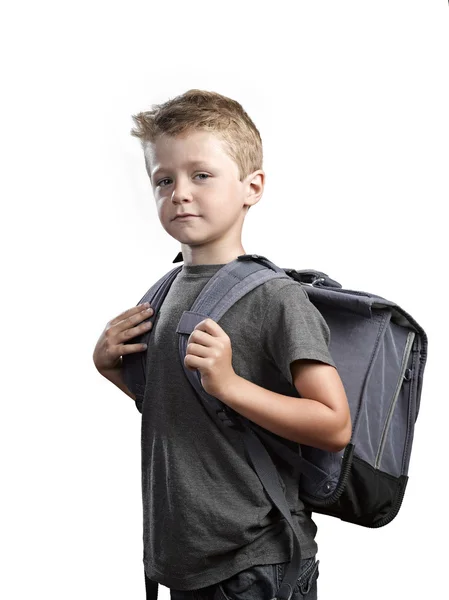 Kleiner Junge mit Rucksack isoliert auf weißem Hintergrund — Stockfoto