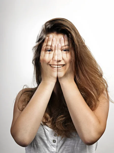 Muy feliz sonriendo o riendo (a través de las manos) joven hermosa w —  Fotos de Stock