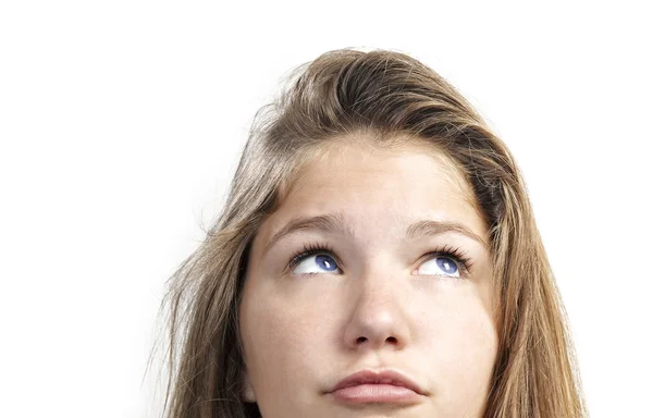 Retrato de cerca de una hermosa adolescente. Mirando hacia arriba en la c — Foto de Stock