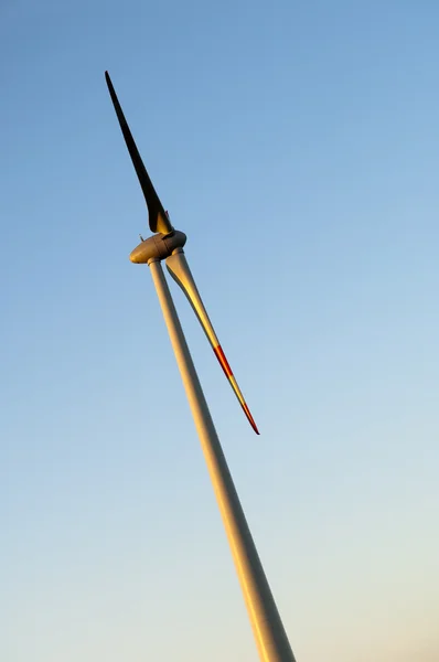 Электрические турбины на фоне заката — стоковое фото