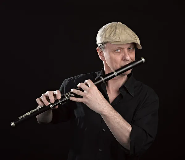 Портрет чоловіка, що грає з дерев'яною поперечною флейтою — стокове фото