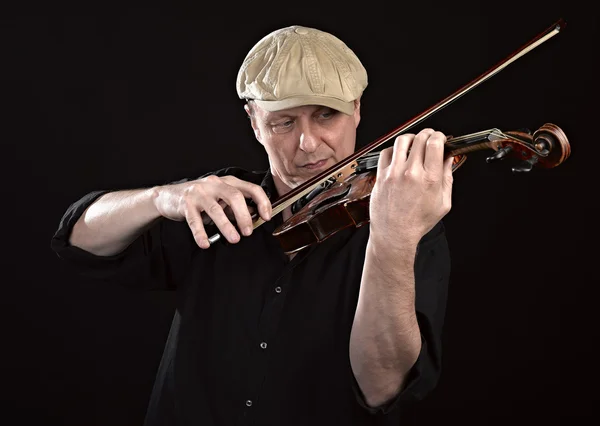 木制小提琴在演奏一个男人的肖像 — 图库照片