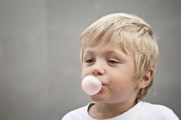 Enfant soufflant une gomme à bulles — Photo
